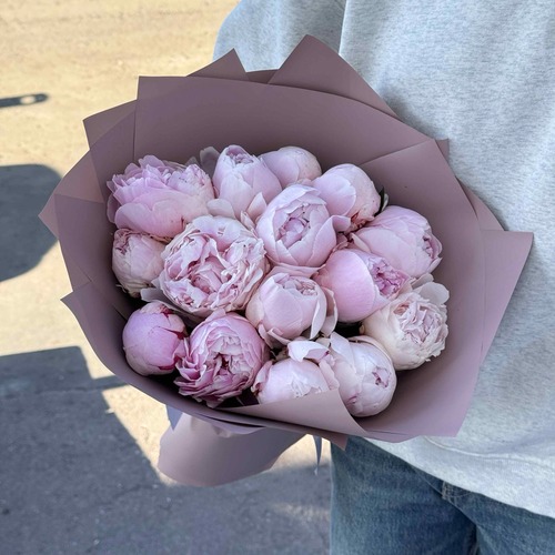 Букет из 15 розовых пионов