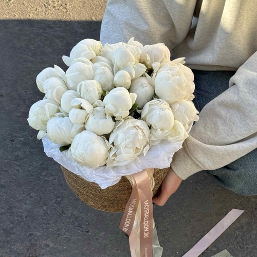 Корзина 25 белых пионов