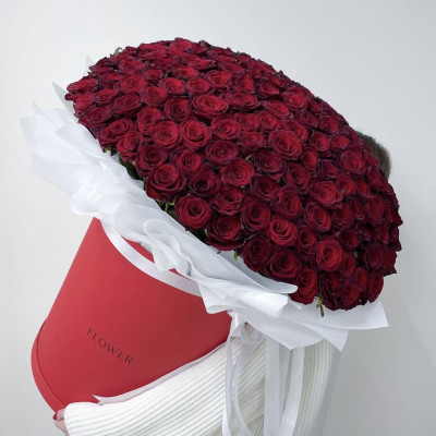 Шляпная коробка из 201 красной розы "Рэд Наоми"