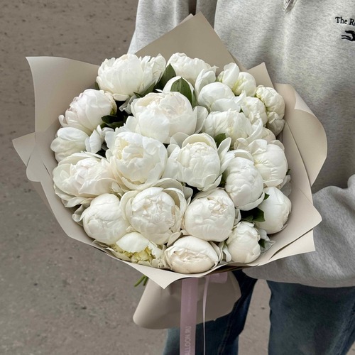Букет из 25 белых пионов