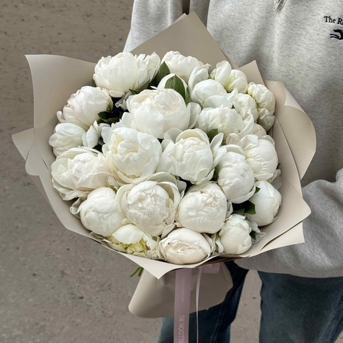 Букет из 25 белых пионов