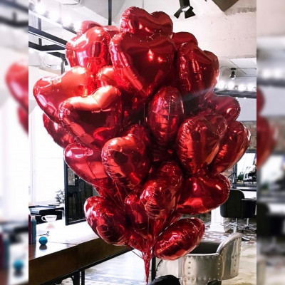 Облако из 50 красных фольгированных сердец