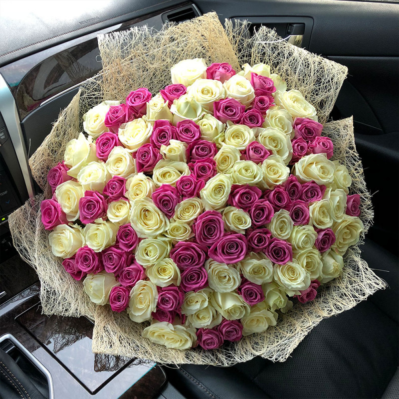 Букет из 101 бело-розовой розы