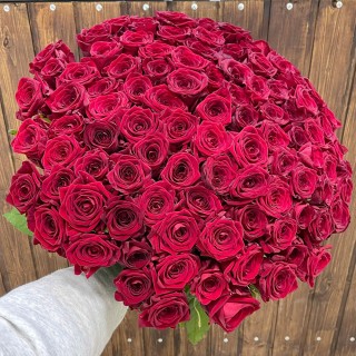Букет из 101 красной розы "Рэд Наоми" (Россия)