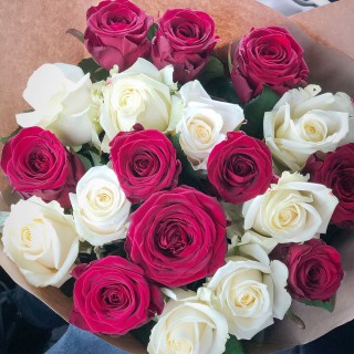 Букет из 19 красно-белых роз