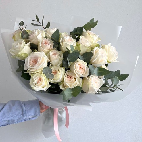 Букет из 19 пионовидных роз "White Ohara"