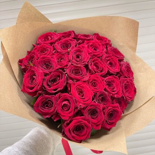 Букет из 29 красных роз "Рэд Наоми" (Россия)