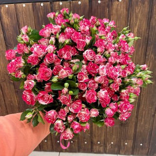 Букет из 29 конфетных кустовых роз "Фаерворкс"