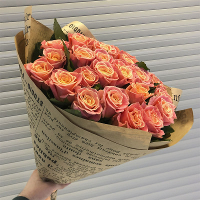 Букет из 29 персиковых роз "Мисс Пигги"