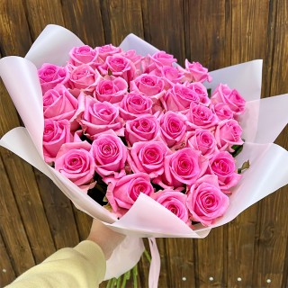 Букет из 29 розовых роз "Ревиваль" (Россия)