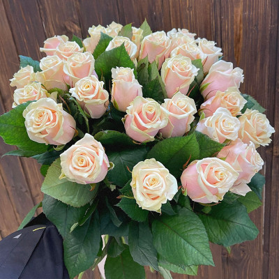 Букет из 29 кремовых роз "Талея"