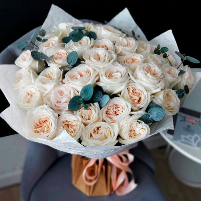 Букет из 29 пионовидных роз "White Ohara"