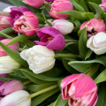 Корзина из 301 тюльпана "Ягодное настроение"