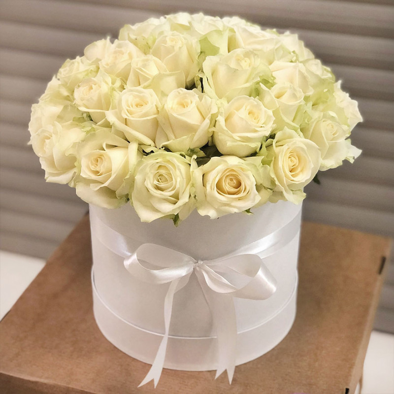 Шляпная коробка из 35 белых роз "Аваланж"