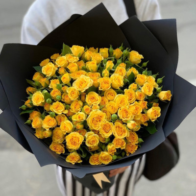 Букет из 19 жёлтых кустовых роз "Еллоу Бейб"