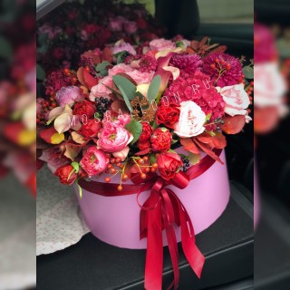 Сборная шляпная коробка из дорогих цветов