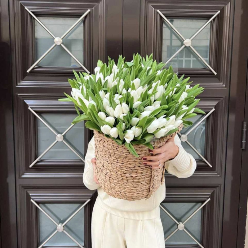 Букет из 101 тюльпана в плетёной корзине