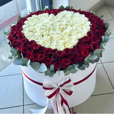 Коробка из 101 розы с рисунком в виде сердца