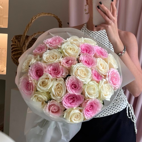 Букет из 29 бело-розовых роз