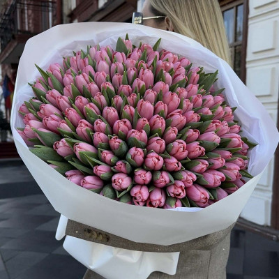Букет из 151 розового тюльпана