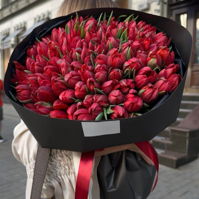 Букет из 101 красного пионовидного тюльпана