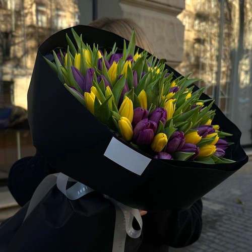 Букет из 51 жёлто-фиолетового тюльпана