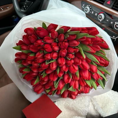 Букет из 75 красных тюльпанов