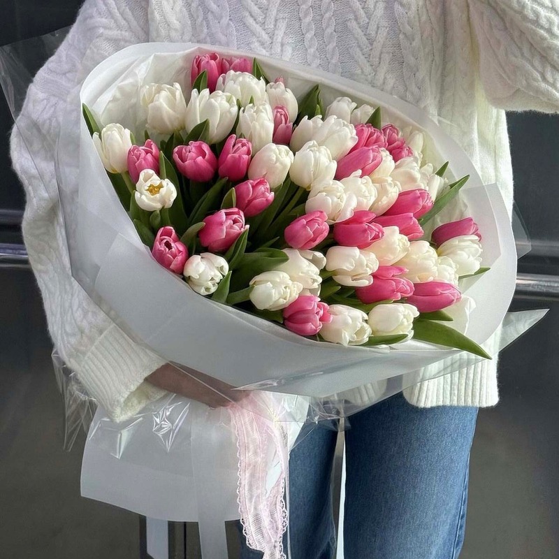 Букет из 51 бело-розового тюльпана