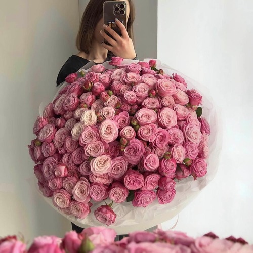 Букет из 29 пионовидных кустовых роз "Lady Bombastic"