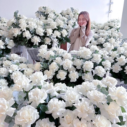Комната из корзин с французскими розами