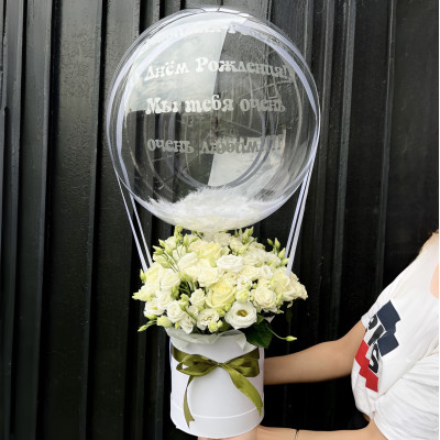 Коробка из белых кустовых роз с шаром Deco Bubble