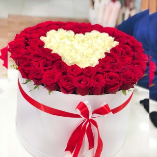 Коробка из 81 розы с рисунком в виде сердца