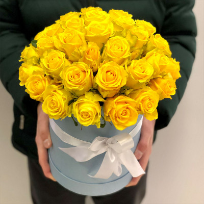 Шляпная коробка из 35 жёлтых роз