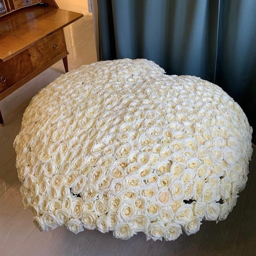 Корзина из 555 роз в форме сердца
