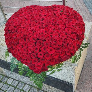 Корзина из красных роз в форме сердца, 401 шт