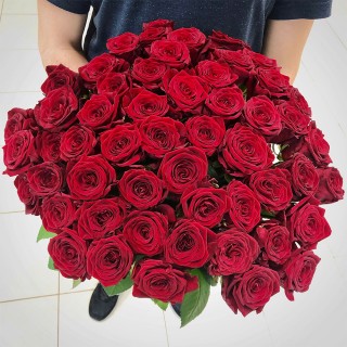 Букет из 55 красных роз "Рэд Наоми" (Россия)