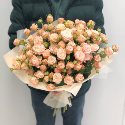 Букет из 19 кустовых роз "Леди Мадам"