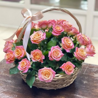 Корзина из 29 персиковых роз "Мисс Пигги"