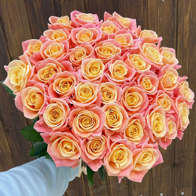 Букет из 39 персиковых роз "Мисс Пигги" (Россия)