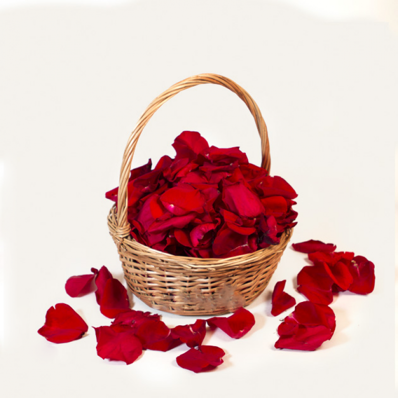 Красные лепестки роз в корзинке (7 литров)