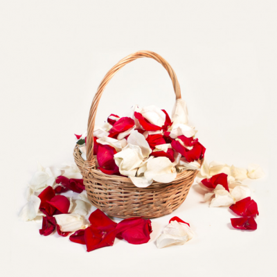 Красные и белые лепестки роз в корзинке (7 литров)