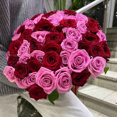 Букет из 55 красно-розовых роз