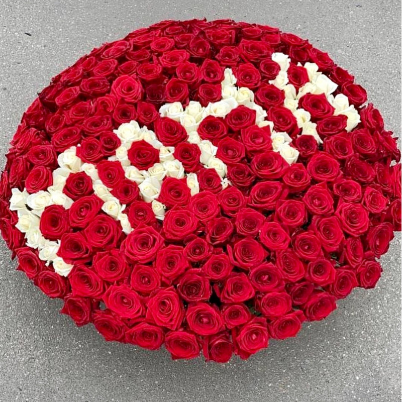 Корзина из 301 розы с надписью "Мама"