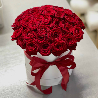 Шляпная коробка из 35 красных роз