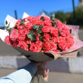 Букет из 19 кустовых роз "Барбадос" с веточками эвкалипта в крафте, 60 см