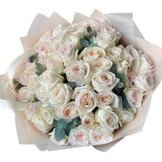 Букет из 49 пионовидных роз "White Ohara" с эвкалиптом