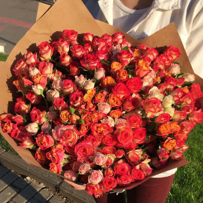 Букет из 49 кустовых ассорти роз "Вечерняя заря"